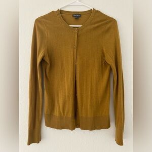 XS Eddie Bauer Sweater in mustard